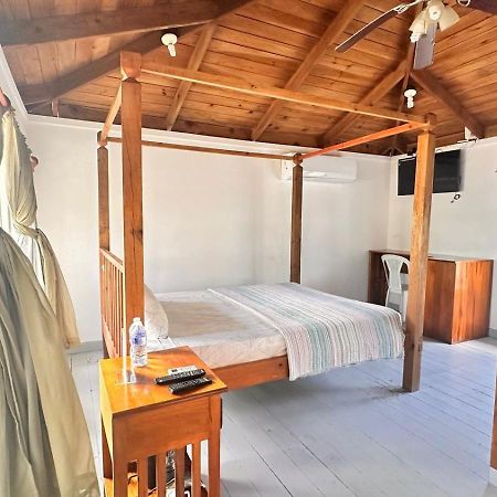 Las Palmas Beach Hotel Dixon Cove Kültér fotó