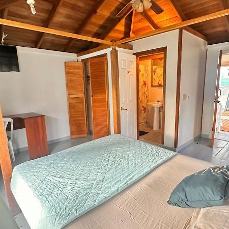 Las Palmas Beach Hotel Dixon Cove Kültér fotó