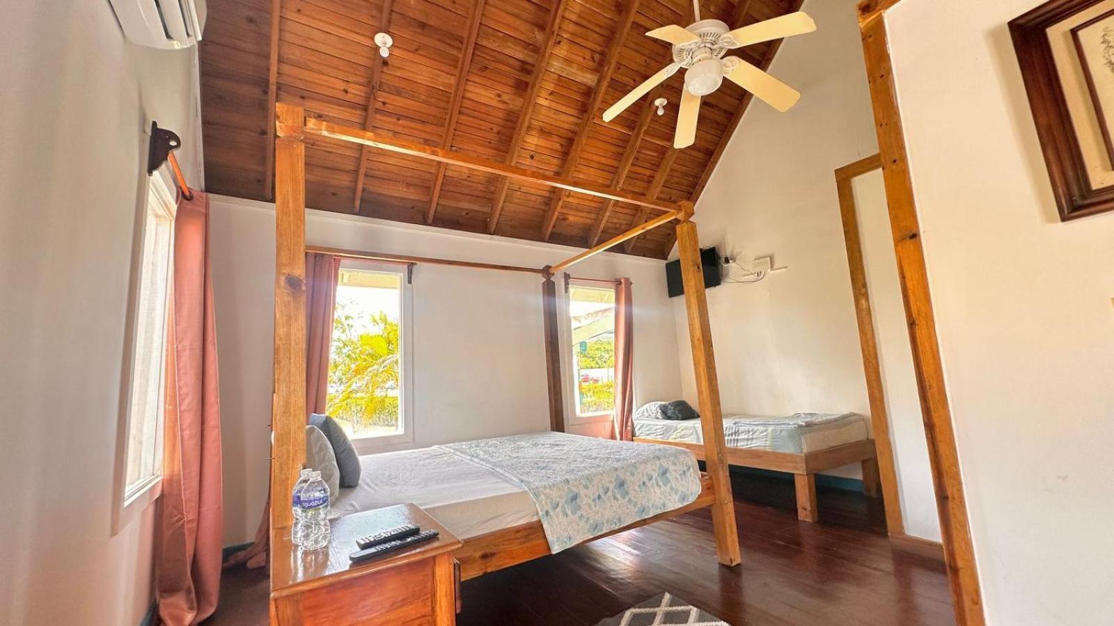 Las Palmas Beach Hotel Dixon Cove Kültér fotó