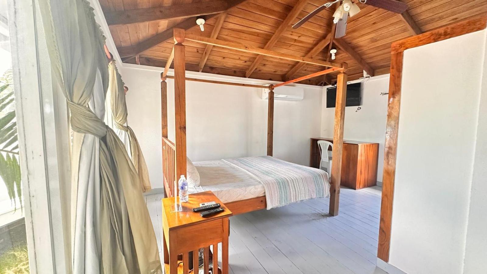 Las Palmas Beach Hotel Dixon Cove Kültér fotó