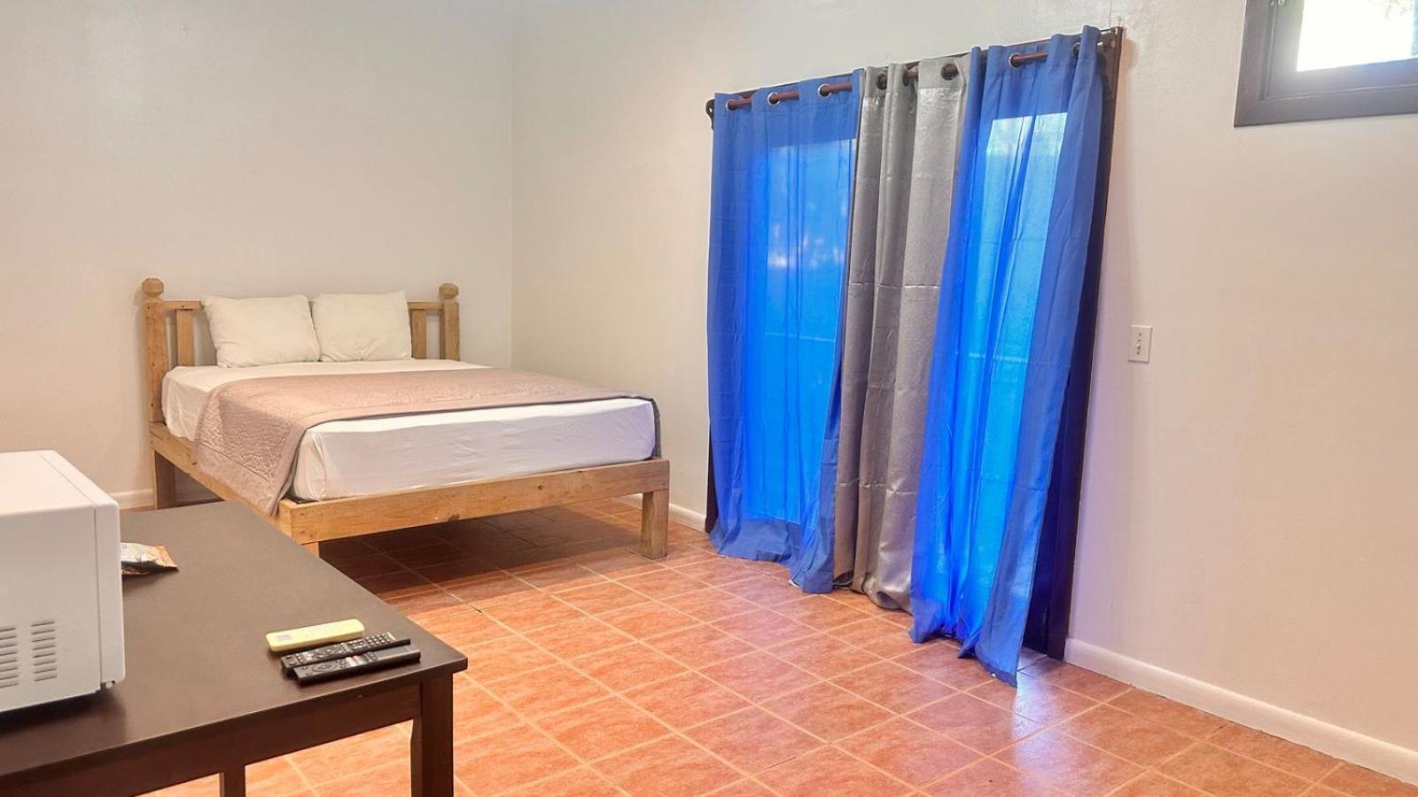 Las Palmas Beach Hotel Dixon Cove Kültér fotó