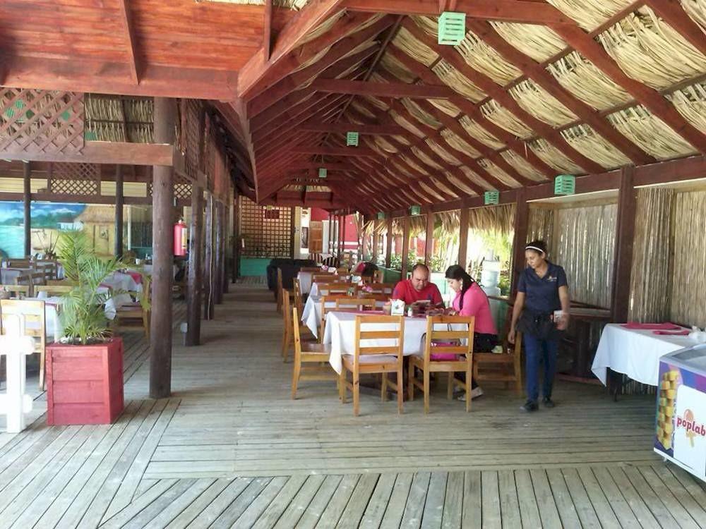 Las Palmas Beach Hotel Dixon Cove Kültér fotó