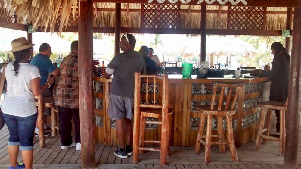 Las Palmas Beach Hotel Dixon Cove Kültér fotó