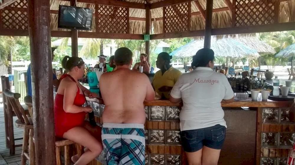 Las Palmas Beach Hotel Dixon Cove Kültér fotó