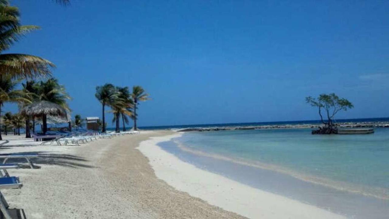 Las Palmas Beach Hotel Dixon Cove Kültér fotó
