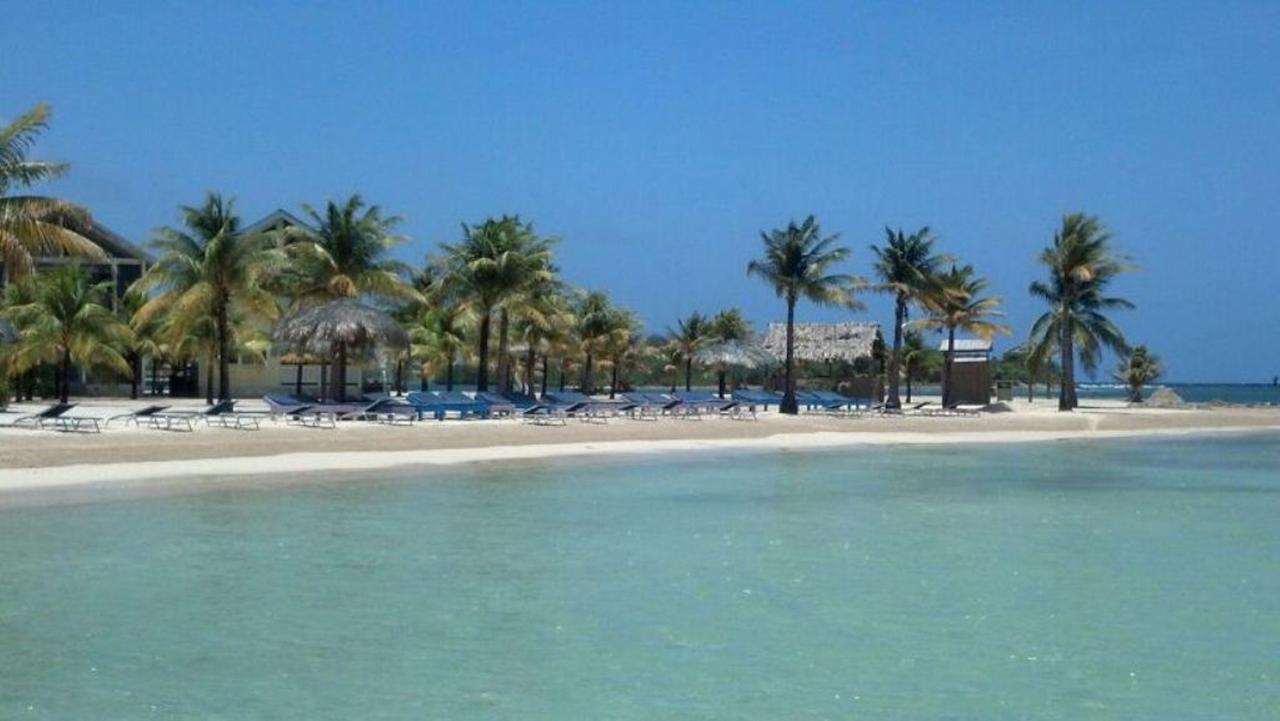 Las Palmas Beach Hotel Dixon Cove Kültér fotó