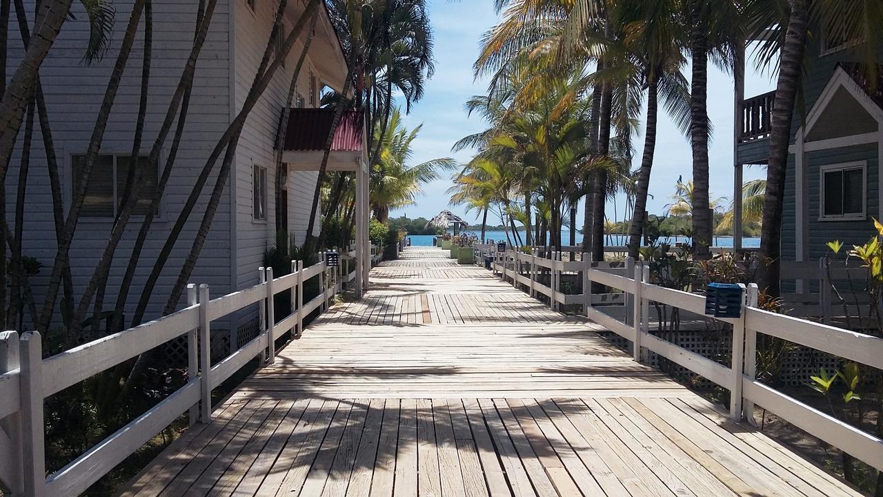 Las Palmas Beach Hotel Dixon Cove Kültér fotó