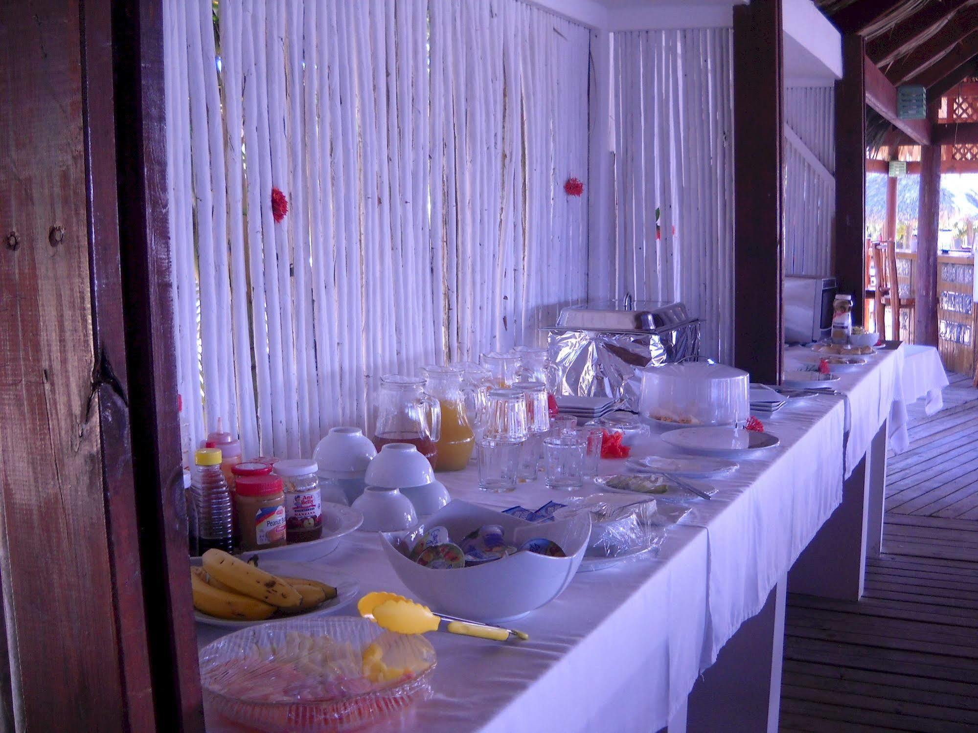 Las Palmas Beach Hotel Dixon Cove Kültér fotó
