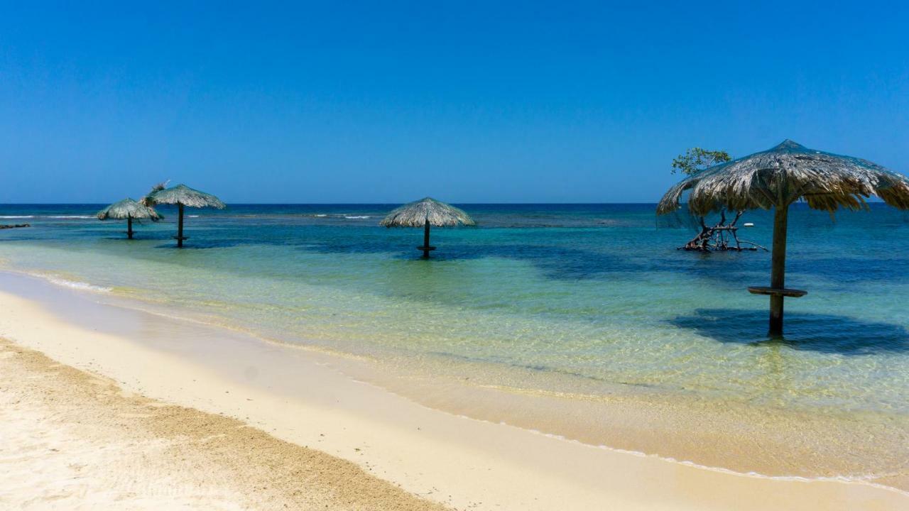 Las Palmas Beach Hotel Dixon Cove Kültér fotó