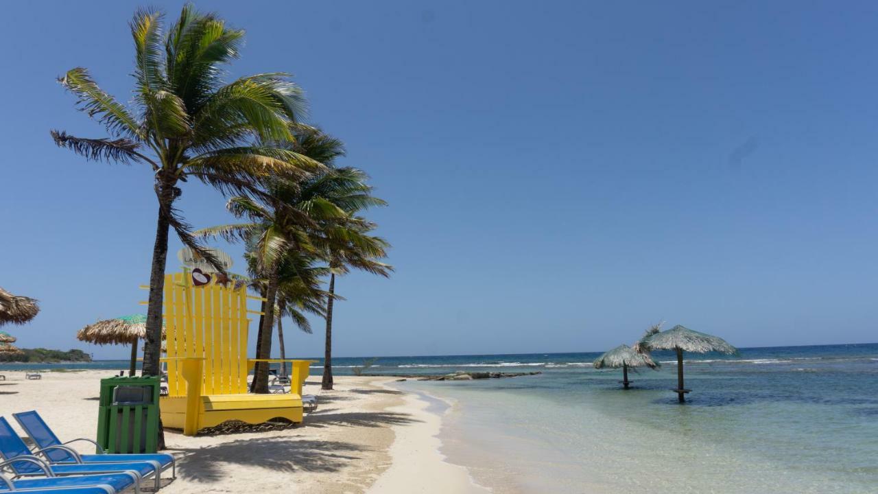 Las Palmas Beach Hotel Dixon Cove Kültér fotó